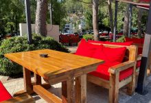transform-your-backyard-with-these-trendy-outdoor-bar-tables
