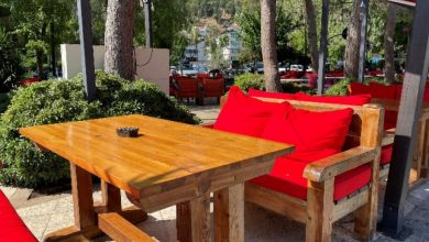 transform-your-backyard-with-these-trendy-outdoor-bar-tables