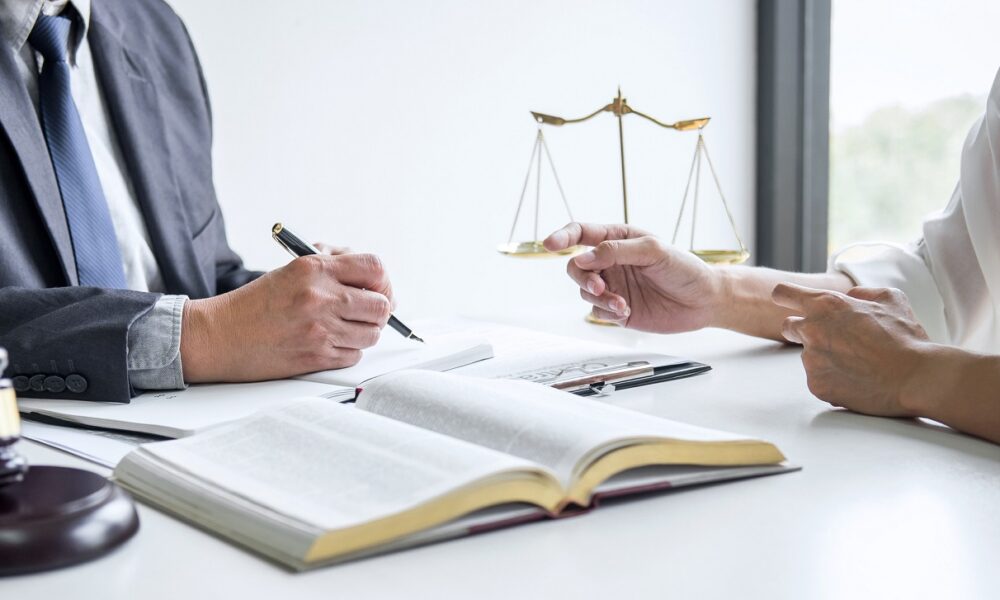 why-hiring-an-expert-lawyer-is-essential:-a-personal-journey-into-business-law